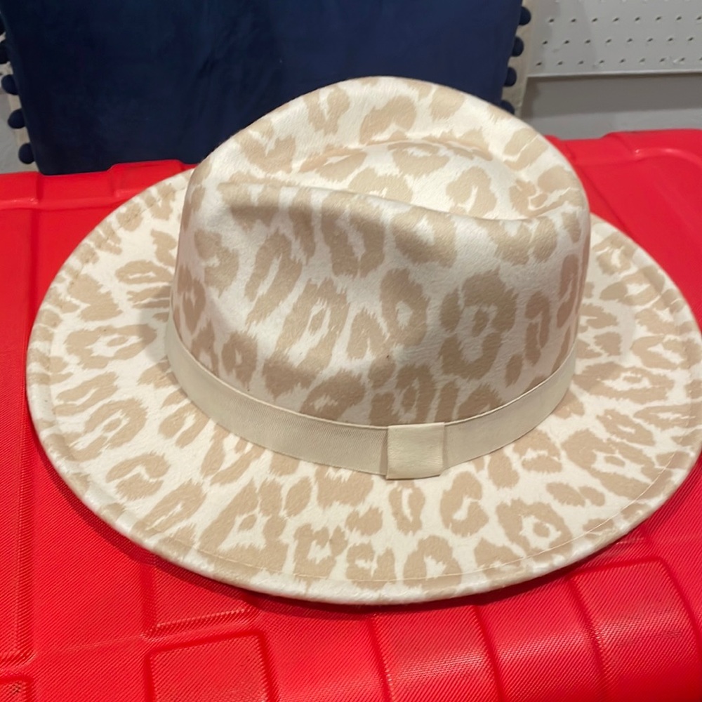 Women’s cream cheetah hat. Very stylish! Looks great on with any color!